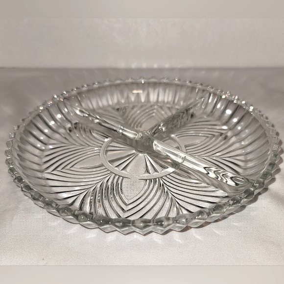 Vintage Indiana Glass round 3 part divided dish - Picture 2 of 8
